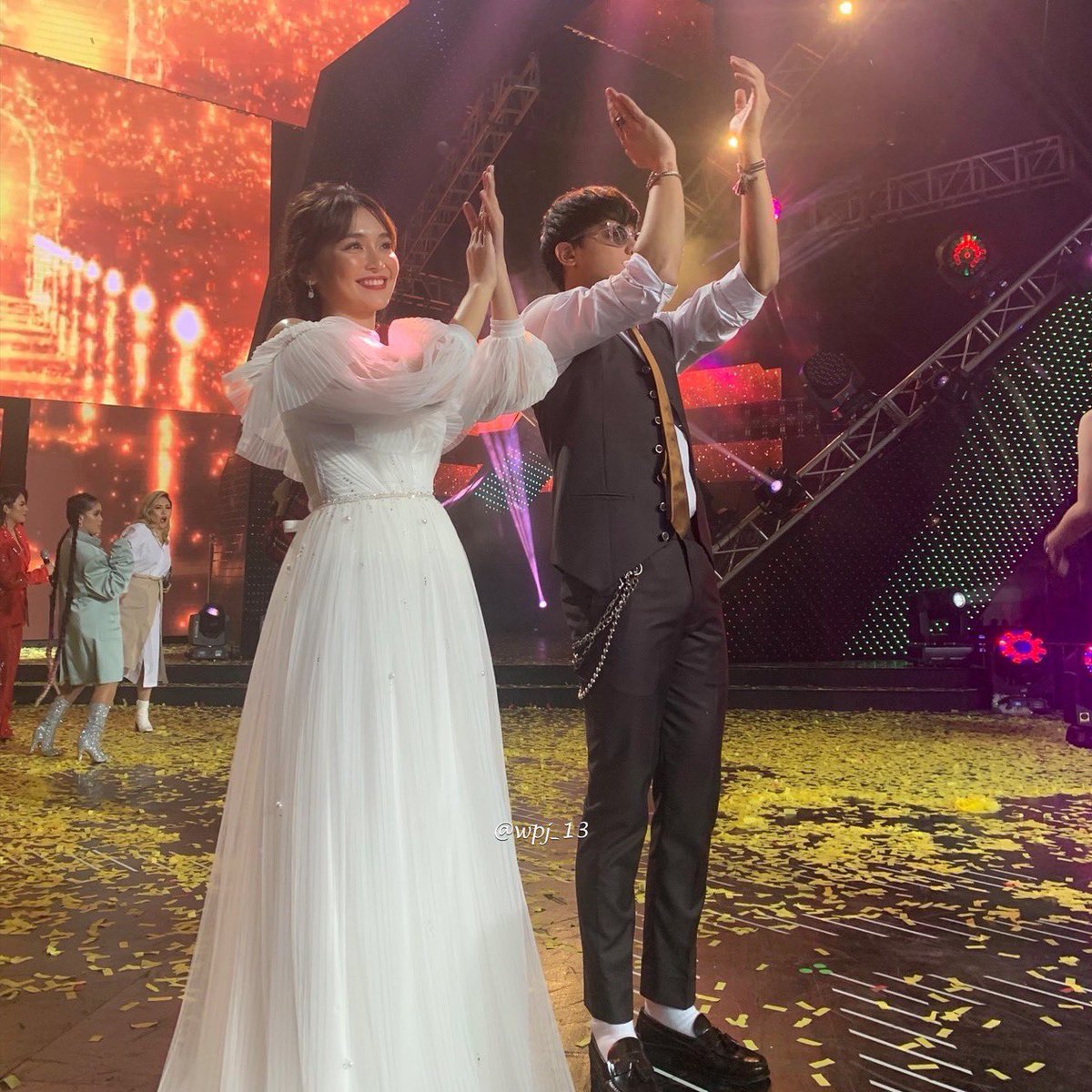 _missbeatriz_'s tweet photo. WE MADE THEM PROUD, FAM 😭 FANDOM HUG! 🤗💙 https://t.co/cgEU1IHBlz