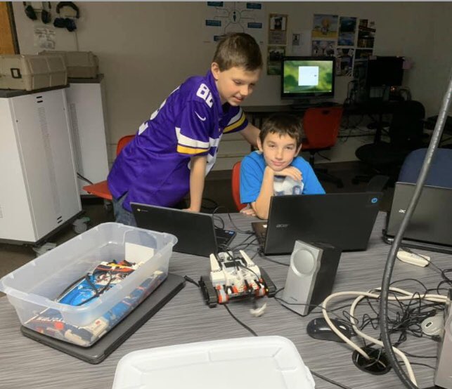 KayeleeFreeman's tweet photo. These 4th graders worked so hard building and coding their own robots! So proud! Thank you to Mr. Raske for your patience, guidance, and expert robot knowledge! 😉#STEM Check it out! https://t.co/ZaIOeFGtxn https://t.co/Ht3iRxK5AS