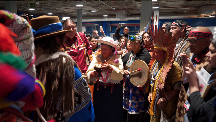 350AmLatina's tweet image. Carta climática indígena de povos da América Latina, finalizada durante a Cúpula dos Povos Indígenas (#MINGAIndígena) - #COP25 foi entregue a representantes da Conferência do Clima da ONU (COP-25) oficial, hoje, em Madri. 
Fotos: Hugo Duchesne/#350org
  #climateaction