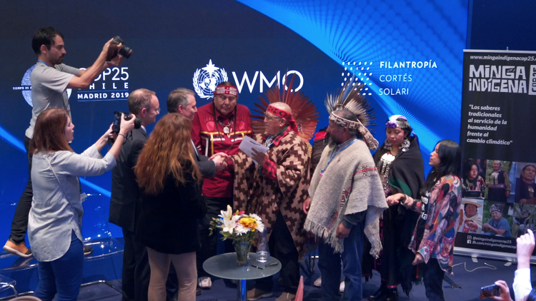350AmLatina's tweet image. Carta climática indígena de povos da América Latina, finalizada durante a Cúpula dos Povos Indígenas (#MINGAIndígena) - #COP25 foi entregue a representantes da Conferência do Clima da ONU (COP-25) oficial, hoje, em Madri. 
Fotos: Hugo Duchesne/#350org
  #climateaction