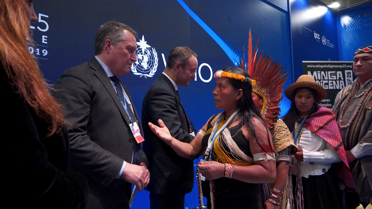 350AmLatina's tweet image. Carta climática indígena de povos da América Latina, finalizada durante a Cúpula dos Povos Indígenas (#MINGAIndígena) - #COP25 foi entregue a representantes da Conferência do Clima da ONU (COP-25) oficial, hoje, em Madri. 
Fotos: Hugo Duchesne/#350org
  #climateaction