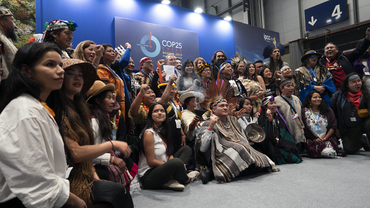 350AmLatina's tweet image. Carta climática indígena de povos da América Latina, finalizada durante a Cúpula dos Povos Indígenas (#MINGAIndígena) - #COP25 foi entregue a representantes da Conferência do Clima da ONU (COP-25) oficial, hoje, em Madri. 
Fotos: Hugo Duchesne/#350org
  #climateaction