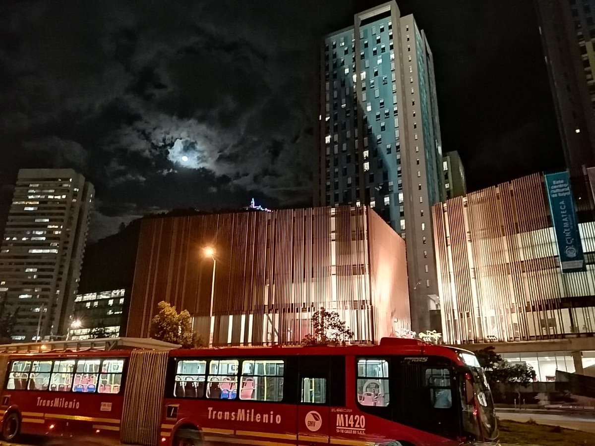 cpo1111's tweet photo. #Bogota Decembrina, mágica... https://t.co/hqHrL5A5rp