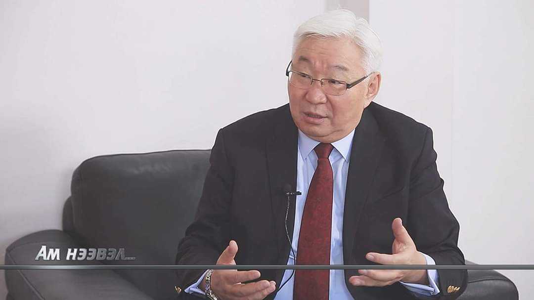 Э. Бат-Үүл: "Хүрэлсүх шиг утааг арилгахын төлөө далайцтай дэмжсэн ЕС урьд нь байсан бол Мөнхбаяр даргын үeд л утаагүй болчих байлаа. Би хотын дарга байхдаа шахмал түлшний үйлдвэрийг дэмжүүлэх гэж Eрөнхий сайд асан Н.Алтанхуяг дээр орсон ч харамсалтай нь нүүрс болж хувирсан."