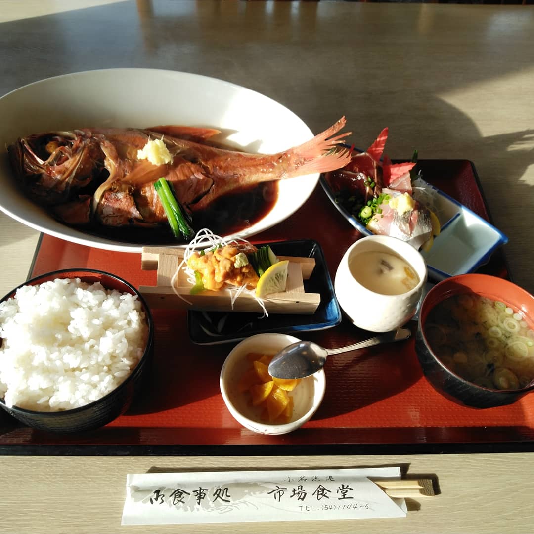 岩崎洋一 V Twitter 朝は小名浜で煮魚定食 金目が写真だと切身だったのに まるまる１尾で出てきてビックリ 御一人様の量じゃないだろ これで990円とは ごちそうさまでした 朝食 金目鯛の煮付け 小名浜 市場食堂