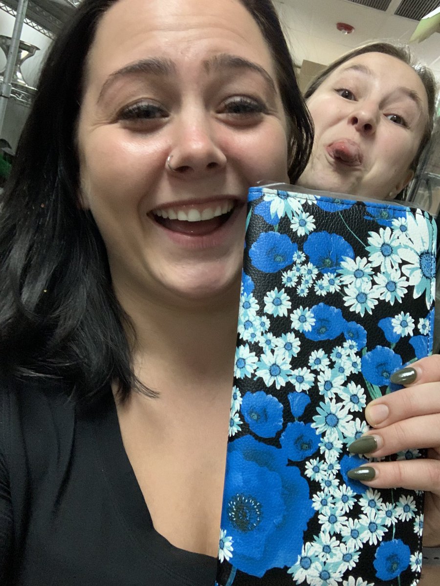 GeeGeee420's tweet photo. #Mymazn #serverbook #waitressbook https://t.co/PPEmNNf99b