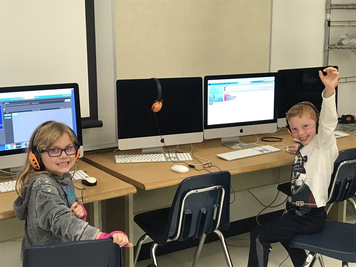 MsBarton_dsisd's tweet photo. First graders love coding!  #hourofcode @MrsAckerFLI #walnutcodes #msbartonsfirsties #iamwses https://t.co/ipKyxEsPiD