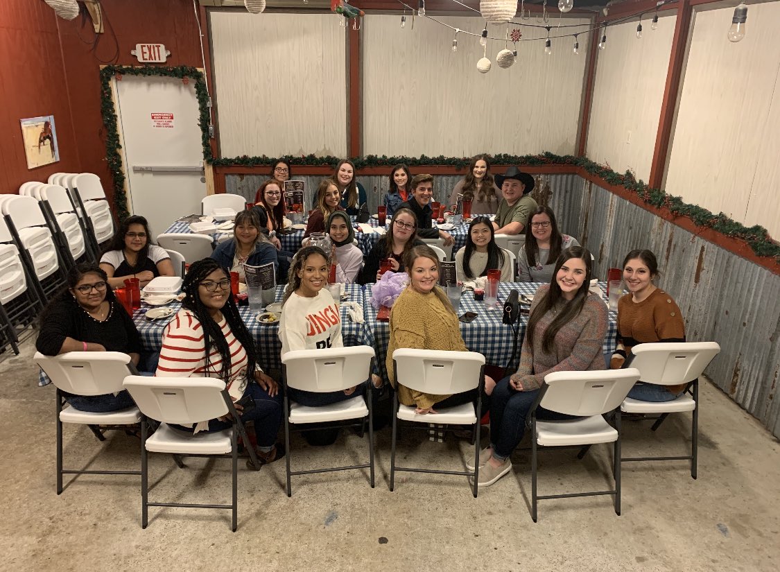 HosaPng's tweet photo. Merry Christmas from Senior HOSA!💗#AmanahGotAGoldfish https://t.co/pup7GcHODi