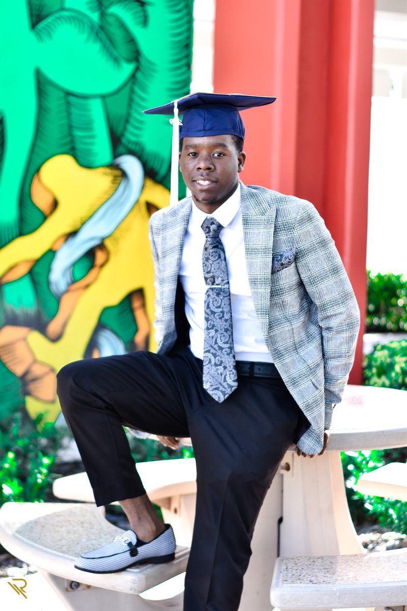 _JustJones__'s tweet photo. Many dream, some try but I achieved. Confetti on my feet as we celebrate the end of the undergrad journey🎓 https://t.co/PF7kLC4LdN