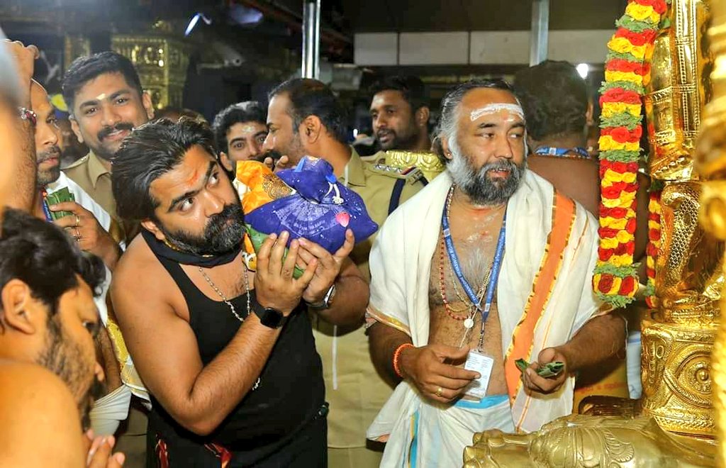 kayaldevaraj's tweet photo. #வைரலாகும்போட்டோக்கள்
சபரிமலையில் சிம்பு
அய்யப்பன் தரிசனம்
#STR #Simbu #Silambarasan
#Sabarimala #STRUpdate #SimbuUpdate #Maha #Maanaadu #SilambarasanUpdate https://t.co/99duqf5elj