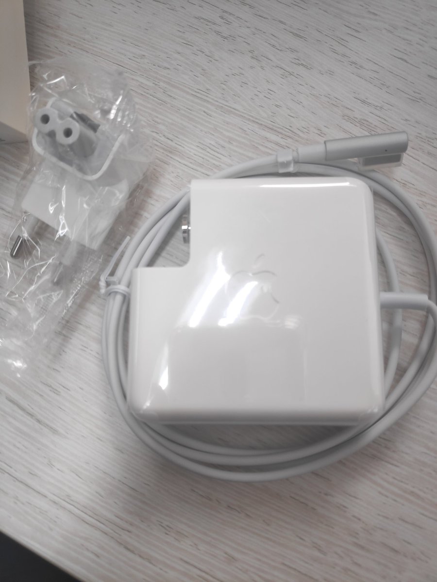 adibishry's tweet photo. Yeay udah sampe charger macbook saya, buat creative work yuk... #charger #MacBook https://t.co/GEadq49O0G