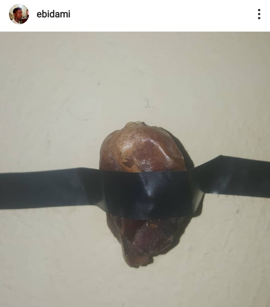 TaherCK's tweet photo. #Tchad 🇹🇩 #humour
Après la "#banane #scotchée", voici la "#datte scotchée" d'Ahmat #Ebidami.
Il précise ...
"Prix : 1.500.000 FCFA - Inbox" 😅
#banana #date https://t.co/unUvnRWhsi