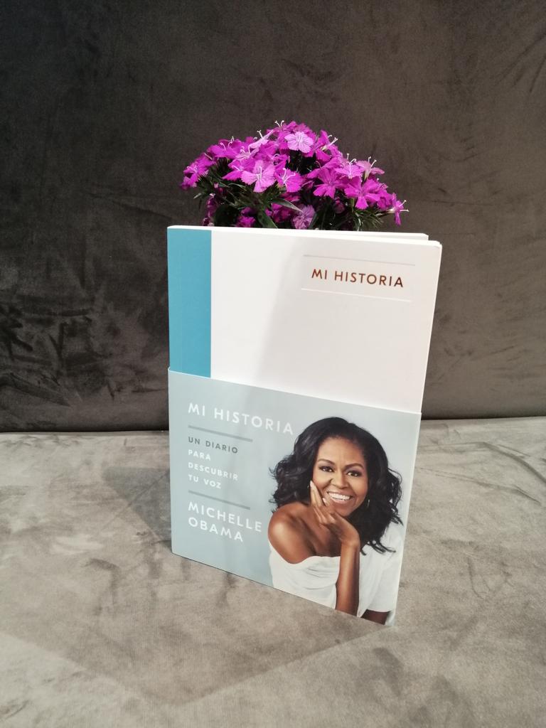 Penguinlibrosco's tweet photo. Hoy en #UnLibroPorDía queremos que alguno de ustedes se lleve #MiHistoria de Michelle Obama @MichelleObama. Para participar por él deben:

Dar ❤️ y RT a esta imagen.
Seguir a @Lib_Nacional y @MegustaleerCo
Solo 🇨🇴 https://t.co/nf6VP3Dmgz