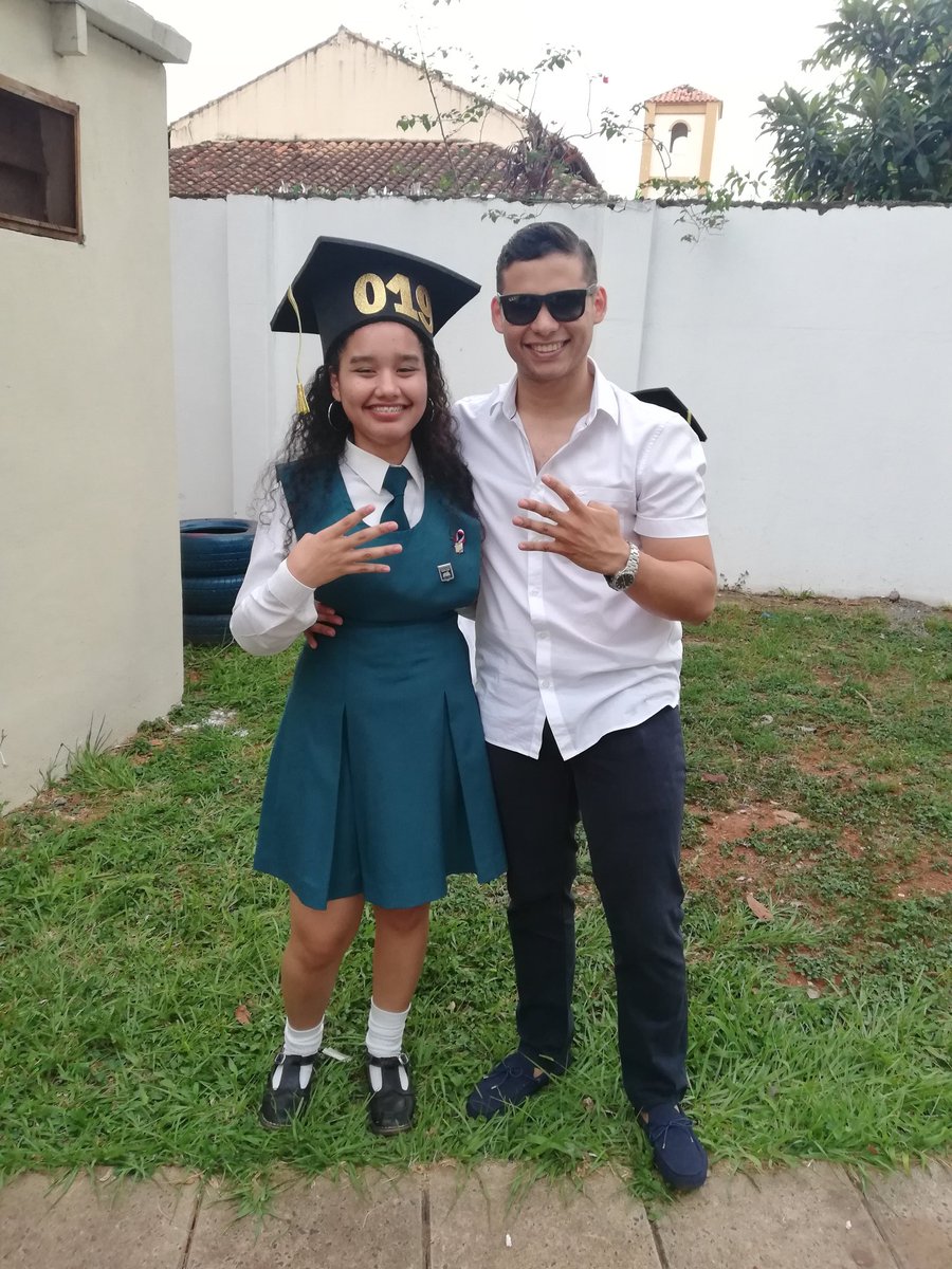 Javimoraleslpz's tweet photo. Mi hermanita es mejor egresada y tetracampeona. ♥️
#MejorEgresada #Tetraterrestre https://t.co/VVX90B5WMc