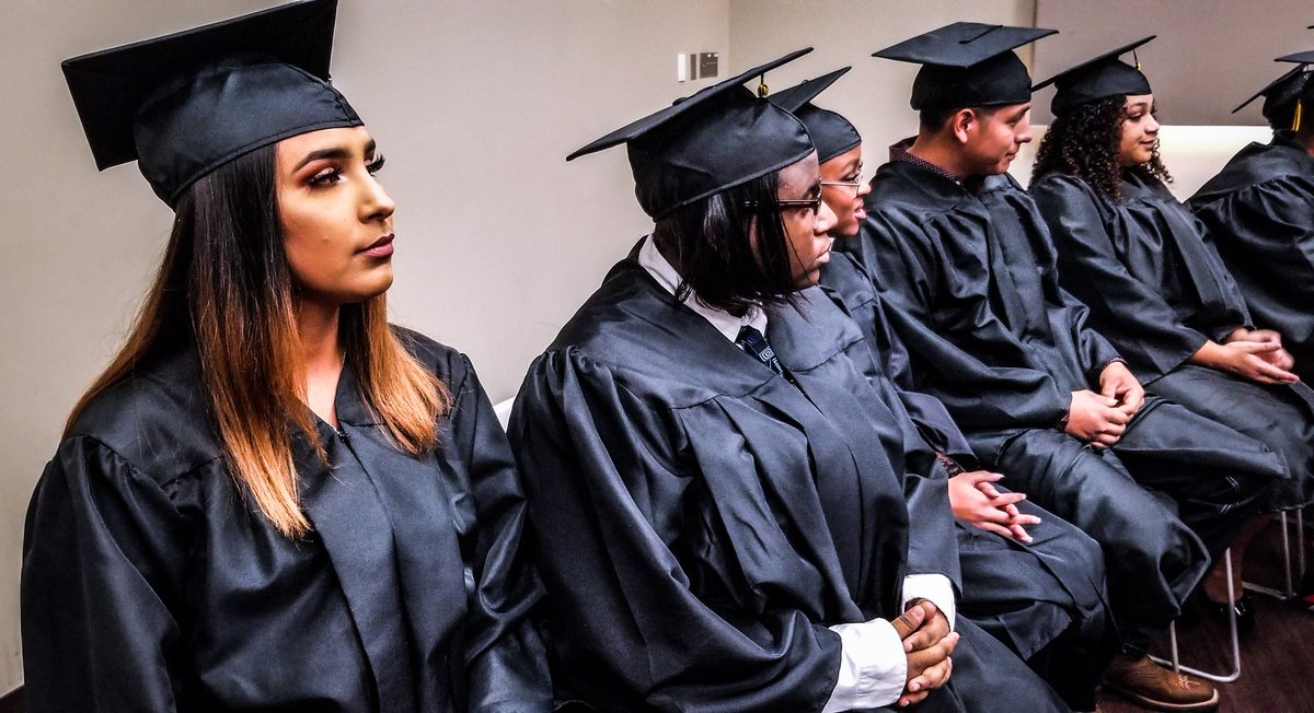 RayWeikal_KSD's tweet photo. Congratulations to all of the @kcpublicschools @MCCKansasCity Middle College Program students who earned their high school diplomas tonight and are ready to make their mark! #ourtimekcps #KCMiddleCollege https://t.co/mcBPnWwhrW