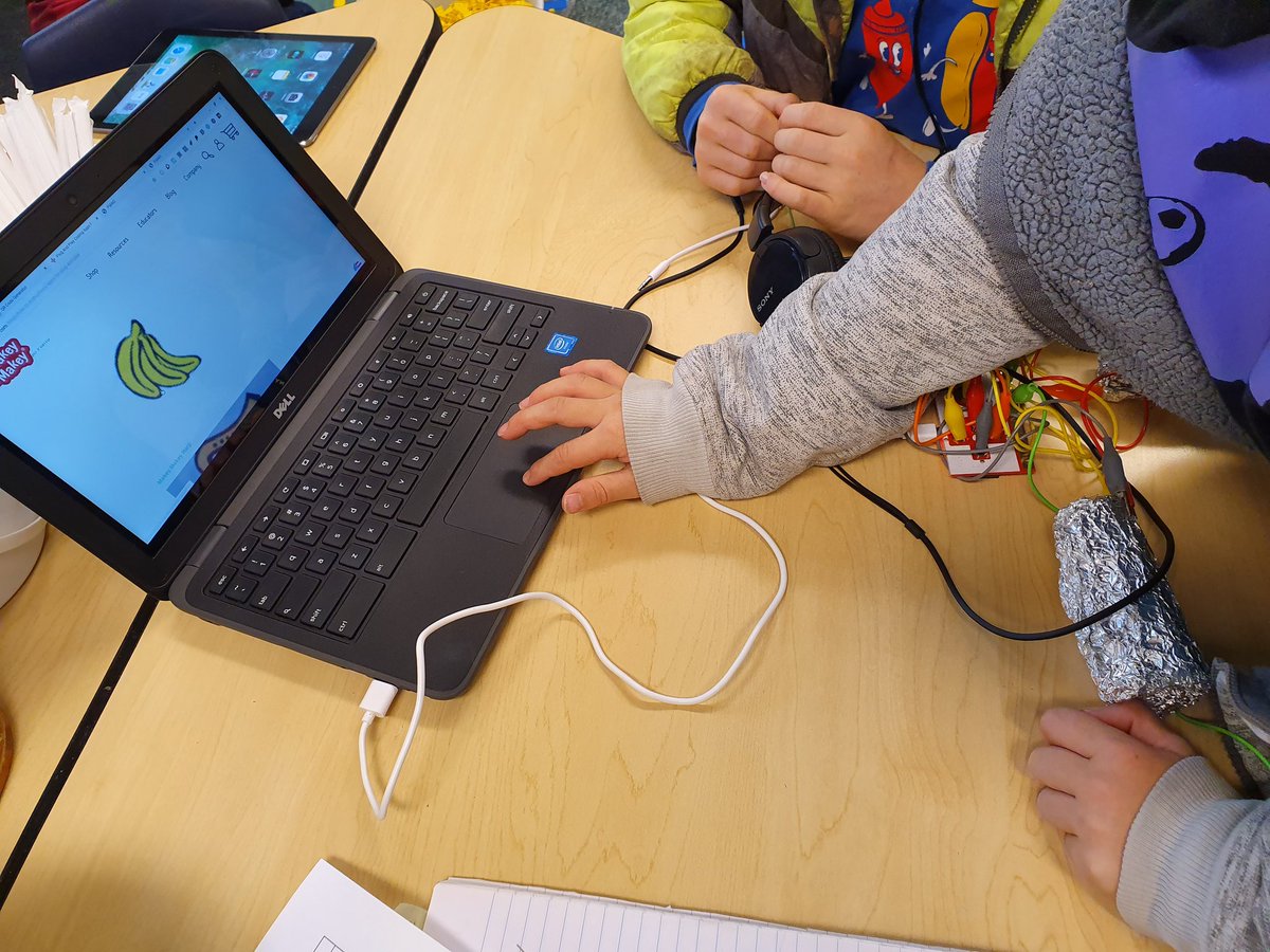 SASMSTEM's tweet photo. Students worked with @Ozobot, @makeymakey, @LEGO_Education, and @SnapCircuits in the #roadrunnerlab to learn about Physical Science. #stem #steam #stemmagnet @abqschools @magnetschlsmsa @APSLZ1 https://t.co/nuuLrZQZgg