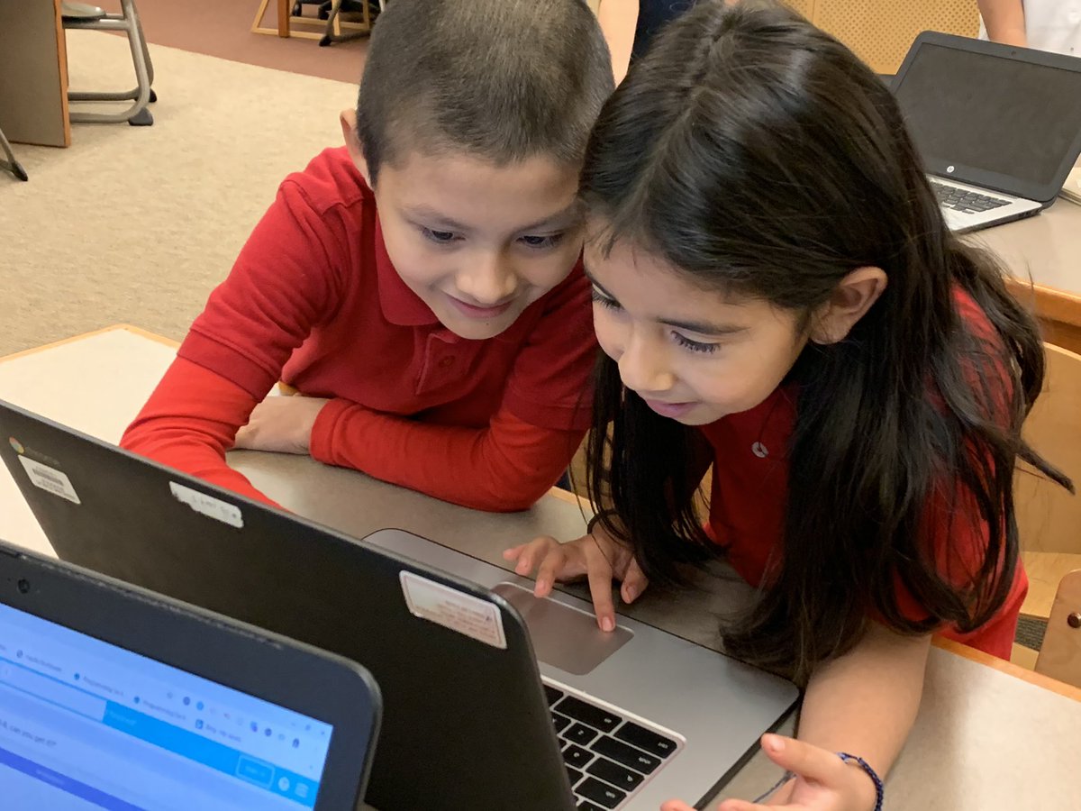 haleywa_PLT's tweet photo. Pair programming in 2nd grade @madronaeagles trying on Star Wars @codeorg @HighlineSchools #HighlineCodes @jjlozano https://t.co/ltCssq47pQ