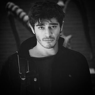 MundialLatina's tweet photo. Actor más guapo 🎭😍

🔃 #BurakDeniz
❤️ #EnginAkyürek https://t.co/L7BvyqoLB9