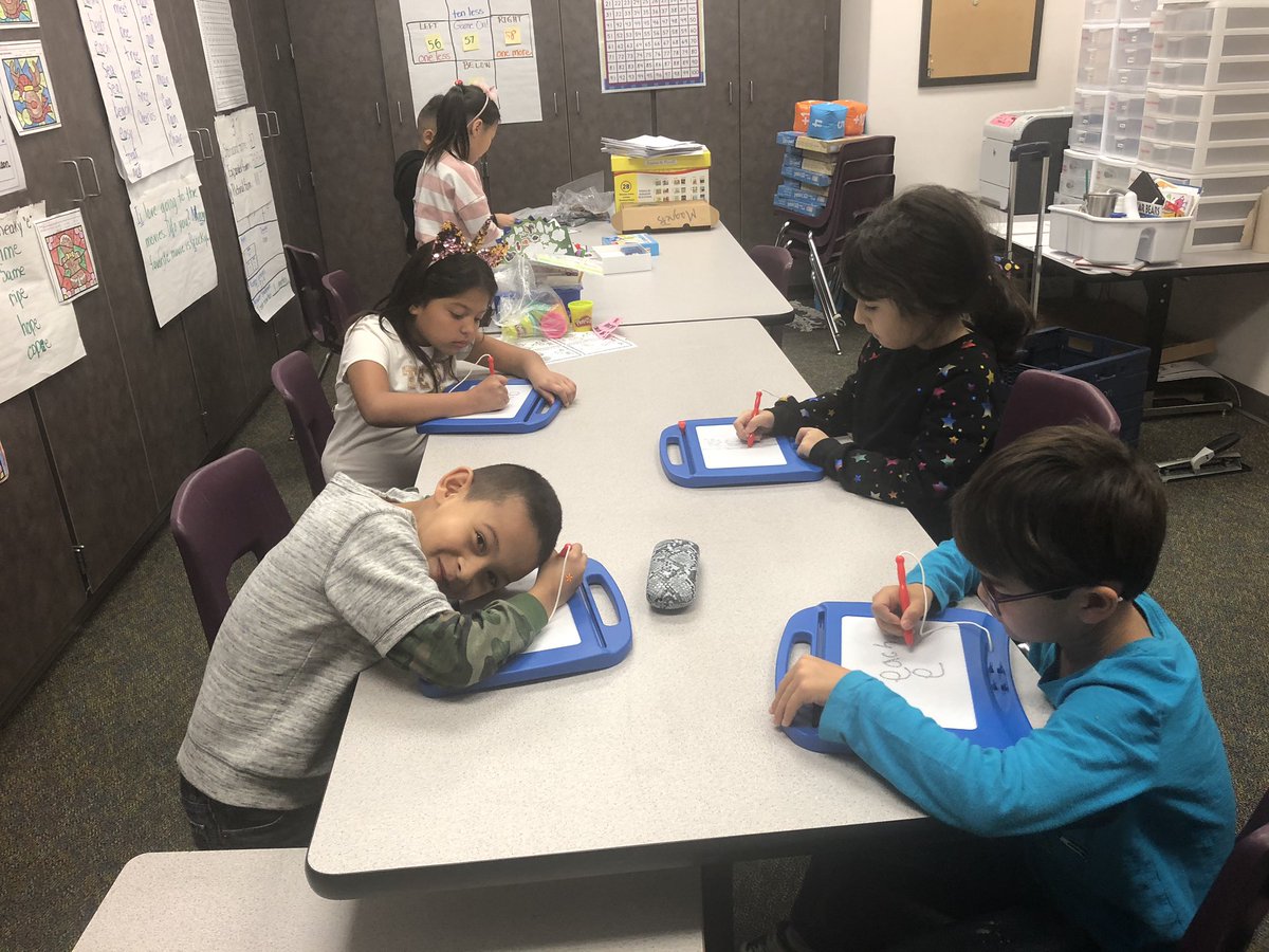 DanaLMoon2's tweet photo. These kiddos are learning their Snap words and having fun doing it!!!! #EnglishLearners #mregsoe #wordmagic #1stgradefun https://t.co/WIuOH3vHWl
