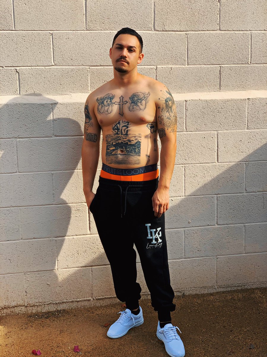 Lowkey_4real's tweet image. 𝙄 𝙎𝙩𝙧𝙪𝙜𝙜𝙡𝙚 𝘽𝙪𝙩 𝘿𝙤𝙣'𝙩 𝙌𝙪𝙞𝙩. ✞₄₃

#lowkeysaidit #lowkeymusic #poorbutrich #selflove #indio #tdc #thedevilscartel #brownwavez #mexican #power #youngartist #vans #joggers #fruitoftheloom #tatted #newhights #bossingup #endoftheyear