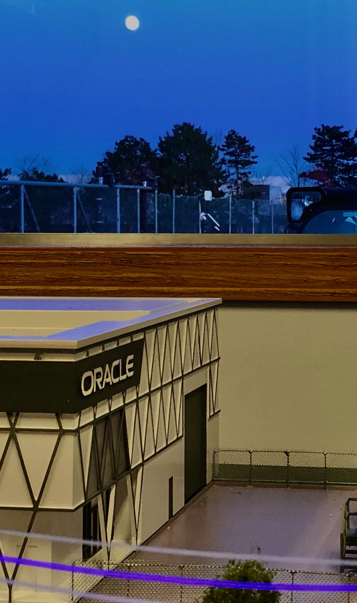 ORCLEnergyWater's tweet image. Night falls over the #ConnectedHub at the #OracleIIL (Oracle Innovation Lab). Full moon on the rise.