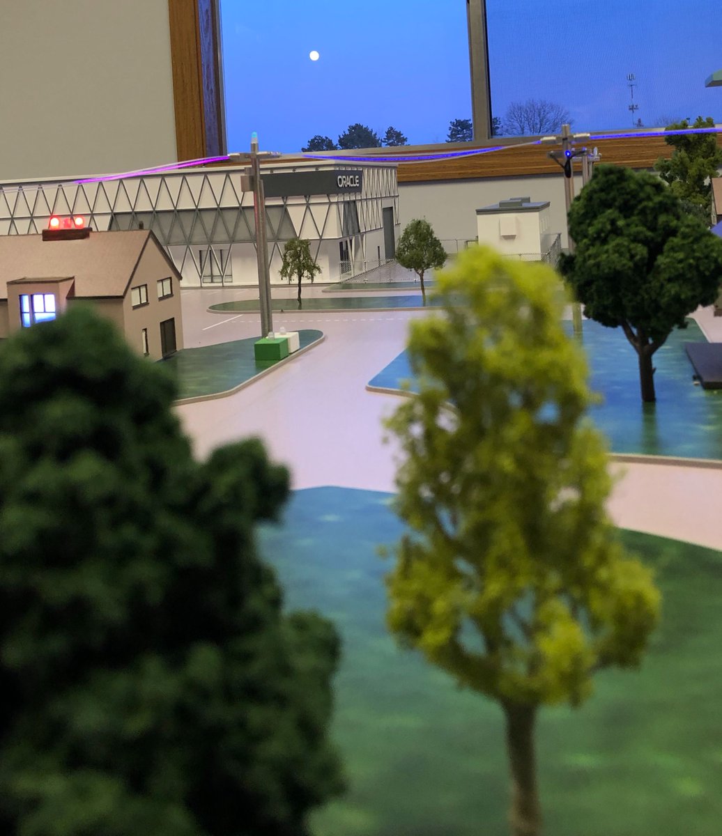 ORCLEnergyWater's tweet image. Night falls over the #ConnectedHub at the #OracleIIL (Oracle Innovation Lab). Full moon on the rise.