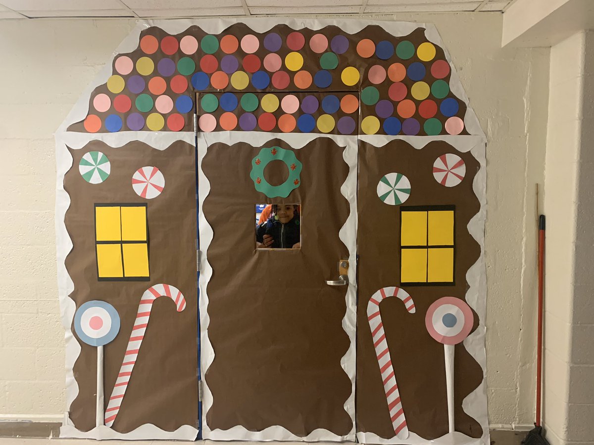 ValueTheirVoice's tweet image. We are in the holiday spirit! Look at this beautifully decorated kindergarten door. Thank you Ms. Kelly and Ms. Lyberti!!@SlaterPBSA