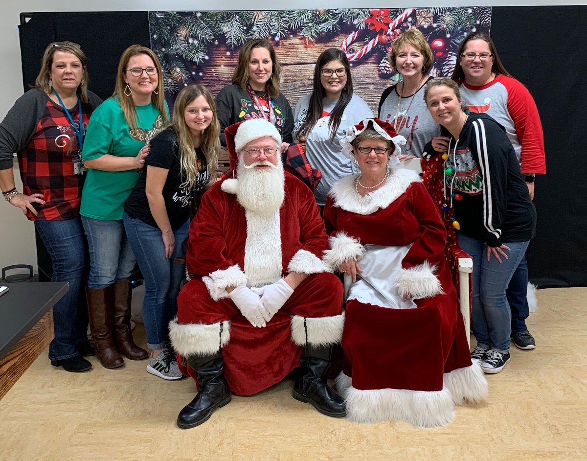 MVEPanthers's tweet photo. Holly Jolly Family Event...over 500 in attendance!  Hallway Snow, Reindeer Games, letter &amp; photos with Santa, Cookies &amp; cocoa...STAFF planned &amp; led...AMAZING!!!! #mveCARES https://t.co/HwOvfuqv9t