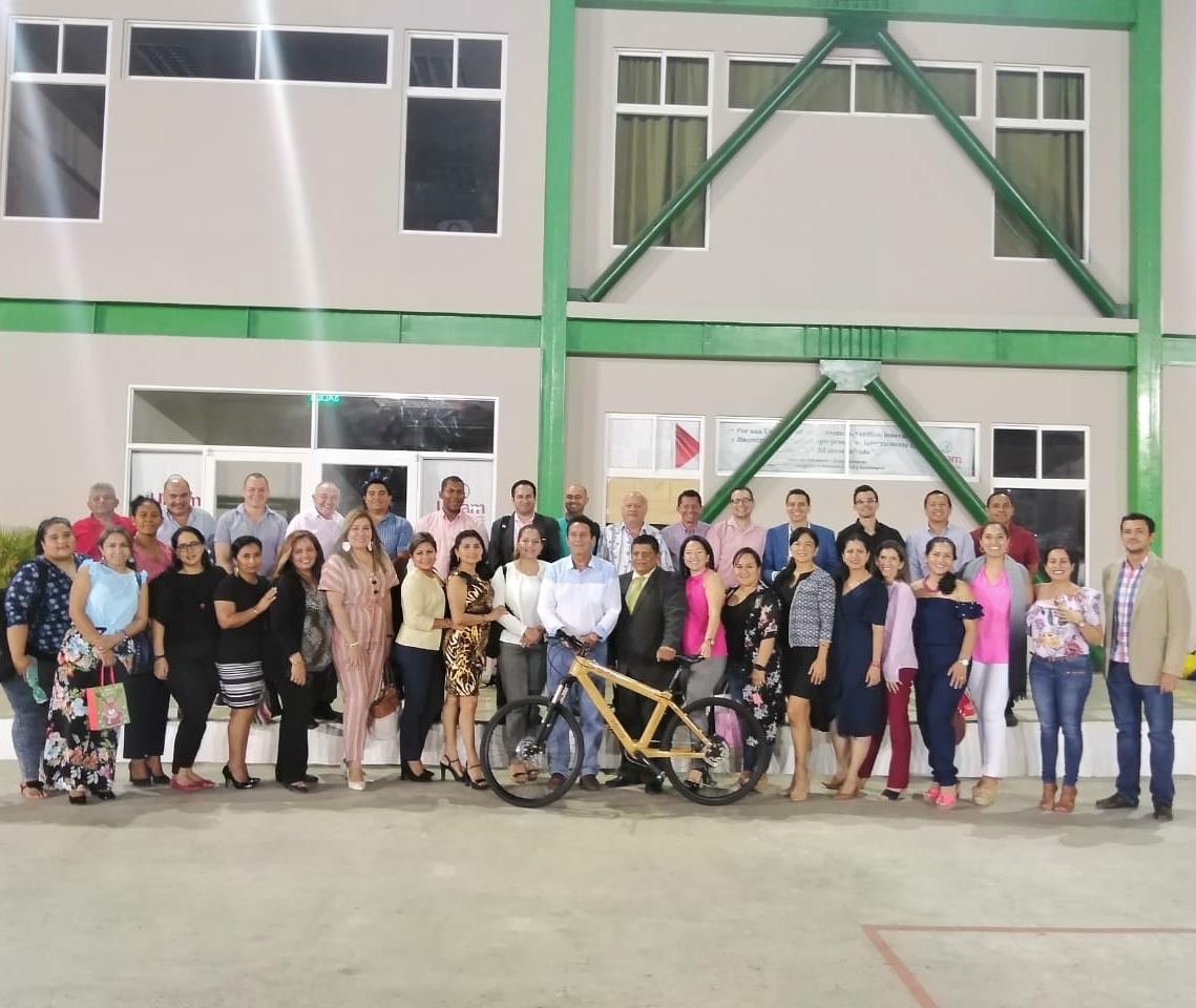 maubecerraok's tweet photo. 1.- Facultad de Hotelería y Turismo junto a nuestro señor rector Dr. Miguel Camino Solorzano y nuestro señor decano Lcdo. Luis Reyes Chávez.
2.- Bicicleta de bambú.
#SomosUleam 💪.
@UleamEcuador @MiguelCamino_S https://t.co/tfWJpCj3Ic