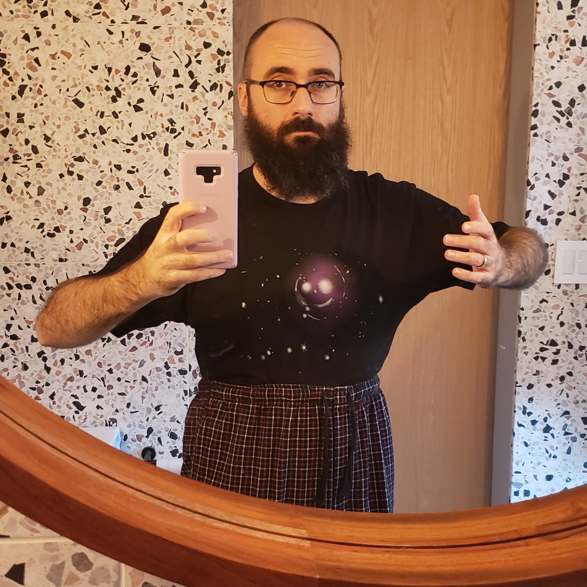 Bidrag Produktivitet sej Vsauce on Twitter: "The shirt we made for Curiosity Box XIV celebrates the  "Cheshire Cat": a galaxy group 4.6 billion light-years away whose light is  gravitationally bent into the appearance of a