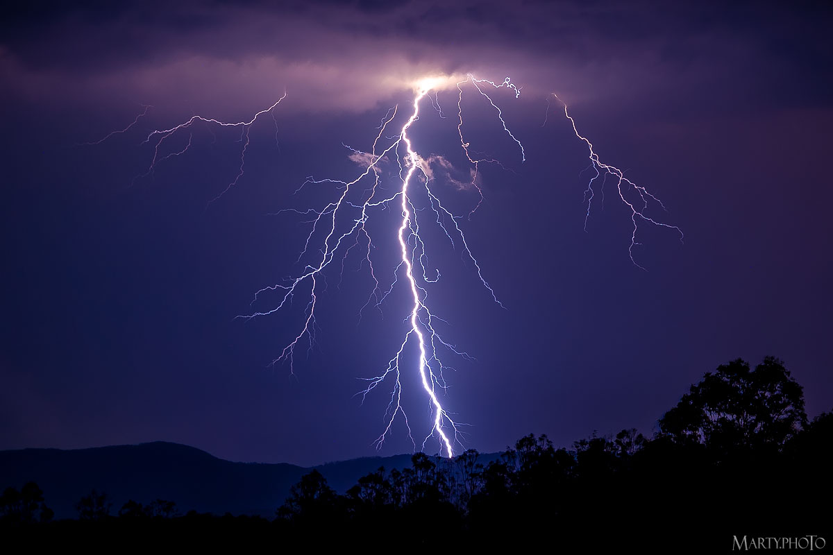 Some nice #lightning around Tamborine Mountain last night. All pics here: marty.photo/severeweather/…