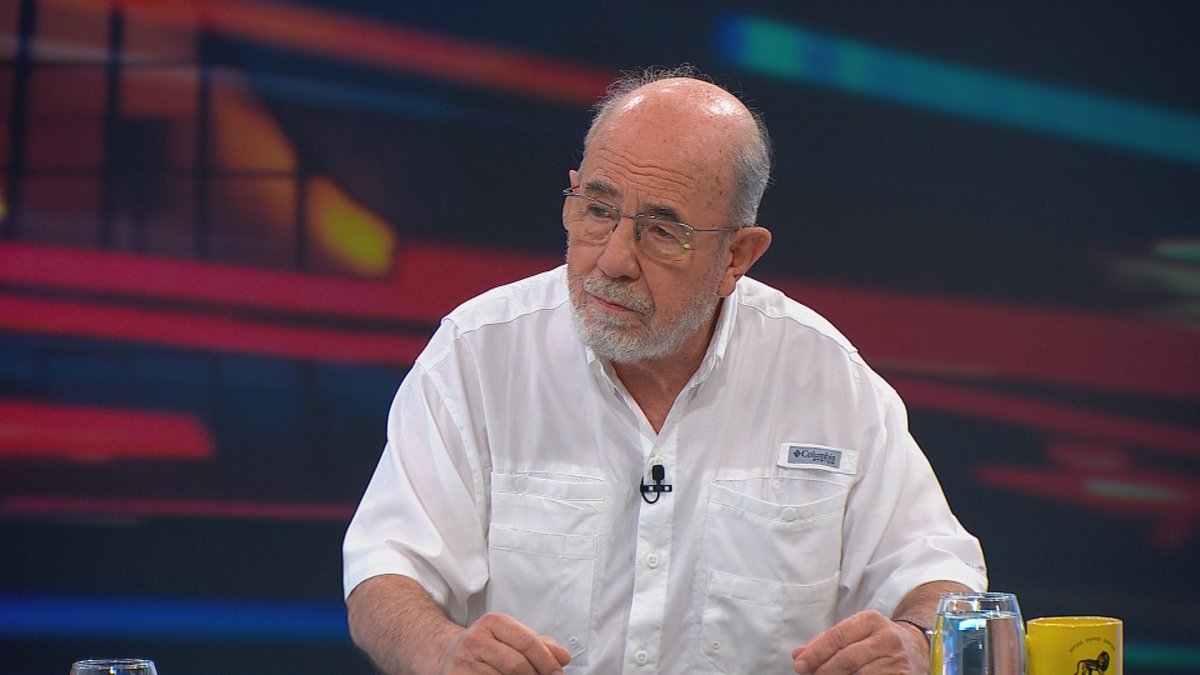 CNNChile's tweet photo. [Entrevista] Dr. Alfonso Díaz, cirujano del Hospital Sótero del Río: “Elegí un lugar donde la extrema pobreza estuviera presente” #ÚltimaMirada https://t.co/dTeVDzqxJ5 https://t.co/n78m2Q6Fwz