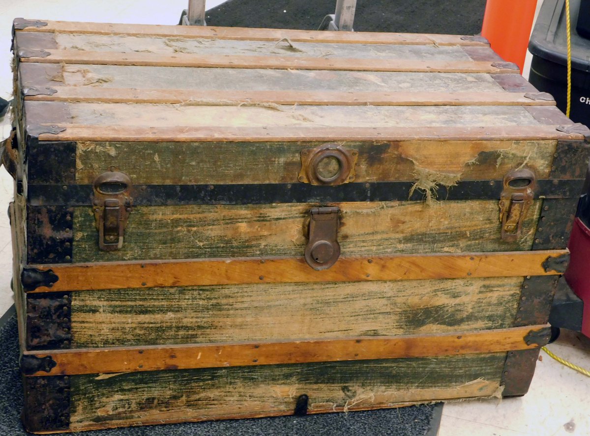 IllianaMega's tweet photo. We have this cool #antique trunk on the Illi-Ana Mega Auction.  https://t.co/0qNbDuV5L2 for more info.  #indianapolisuctions #auctions #reseller #collectibles #indianapolisreselling #indinapoliscollectibles #indianaauctions #vintage https://t.co/C4RGAmck9w