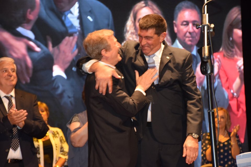 ATortorielloOk's tweet photo. El mayor de los éxitos al Dr Claudio Di Tella, flamante intendente de nuestra ciudad y a todo su equipo.
Gracias a todos los cipoleños por estos cuatro años de servicio. https://t.co/629k9NgiFk