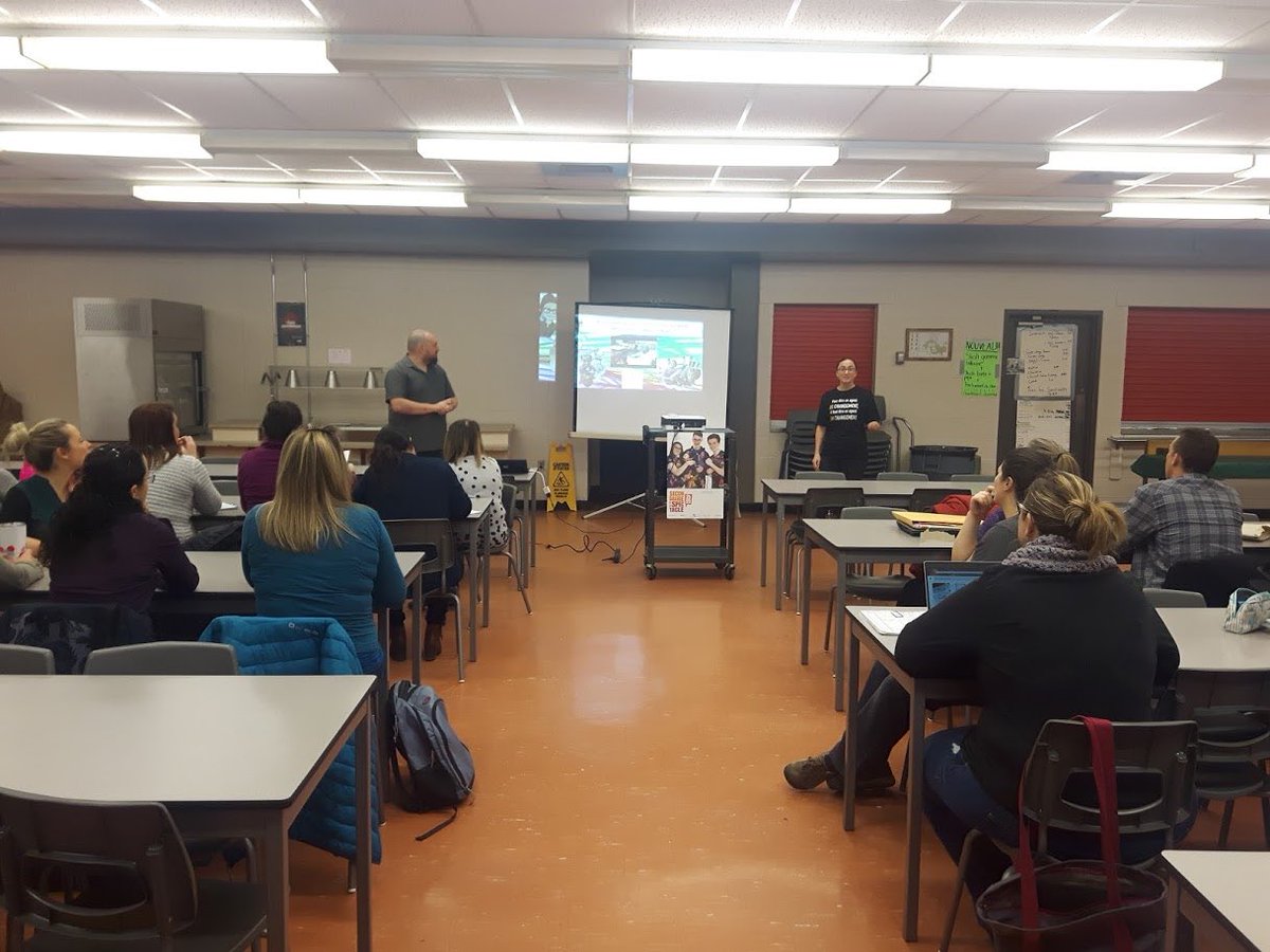 MelanieLaSalle's tweet photo. Hier, j’ai eu le privilège d’animer l’atelier « Programmation créative avec #Sratch, #Microbit et #MakeyMakey » lors de la journée de cocréation dans une école de ma CS. https://t.co/QuDdovp1rK https://t.co/JkGXS8wnqJ