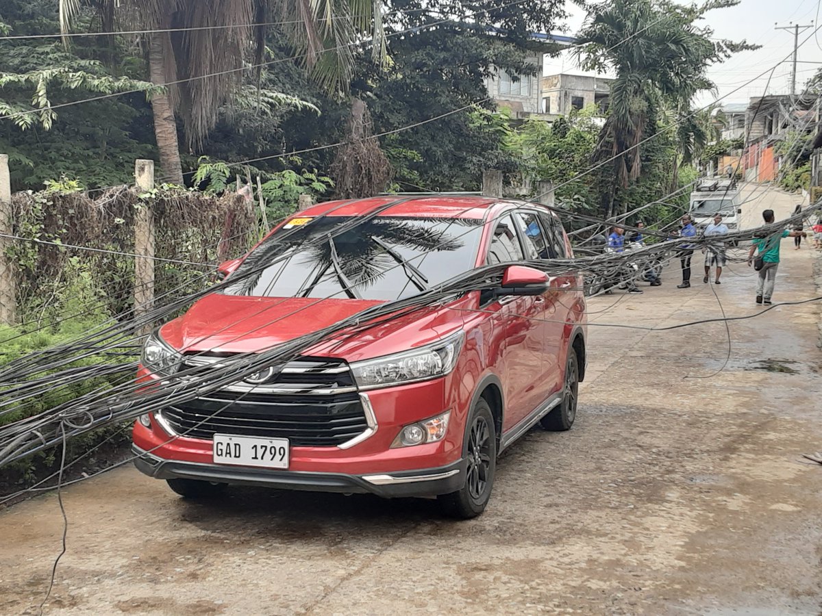 rickandjijiharn's tweet photo. @visayanelectric please help in nangka, comsolacion #bigtruck #downedwires https://t.co/ehIQ0jXxk4