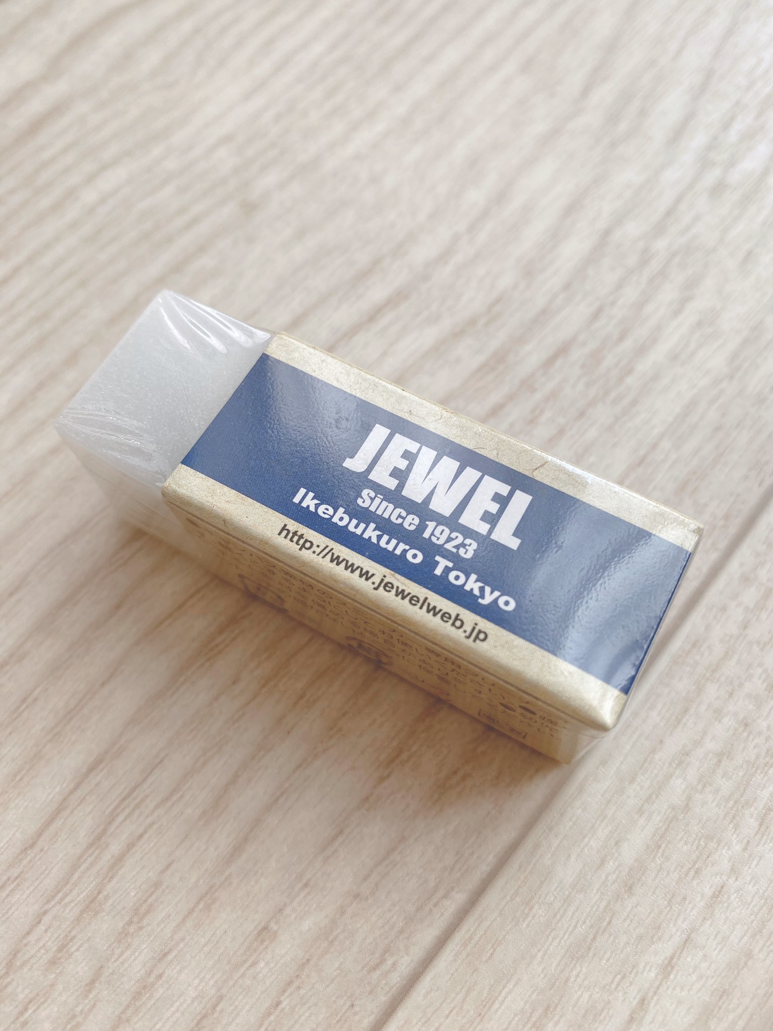 この300円程の靴用消しゴム 軽くゴシゴシするだけで簡単に汚れ落ちる