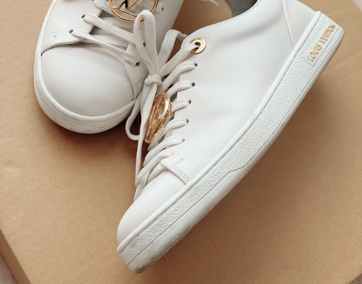 この300円程の靴用消しゴム 軽くゴシゴシするだけで簡単に汚れ落ちる