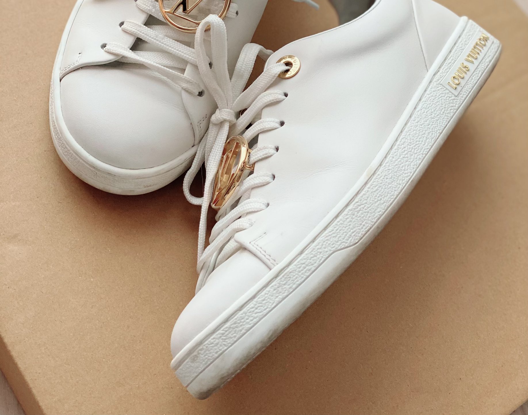 この300円程の靴用消しゴム 軽くゴシゴシするだけで簡単に汚れ落ちる