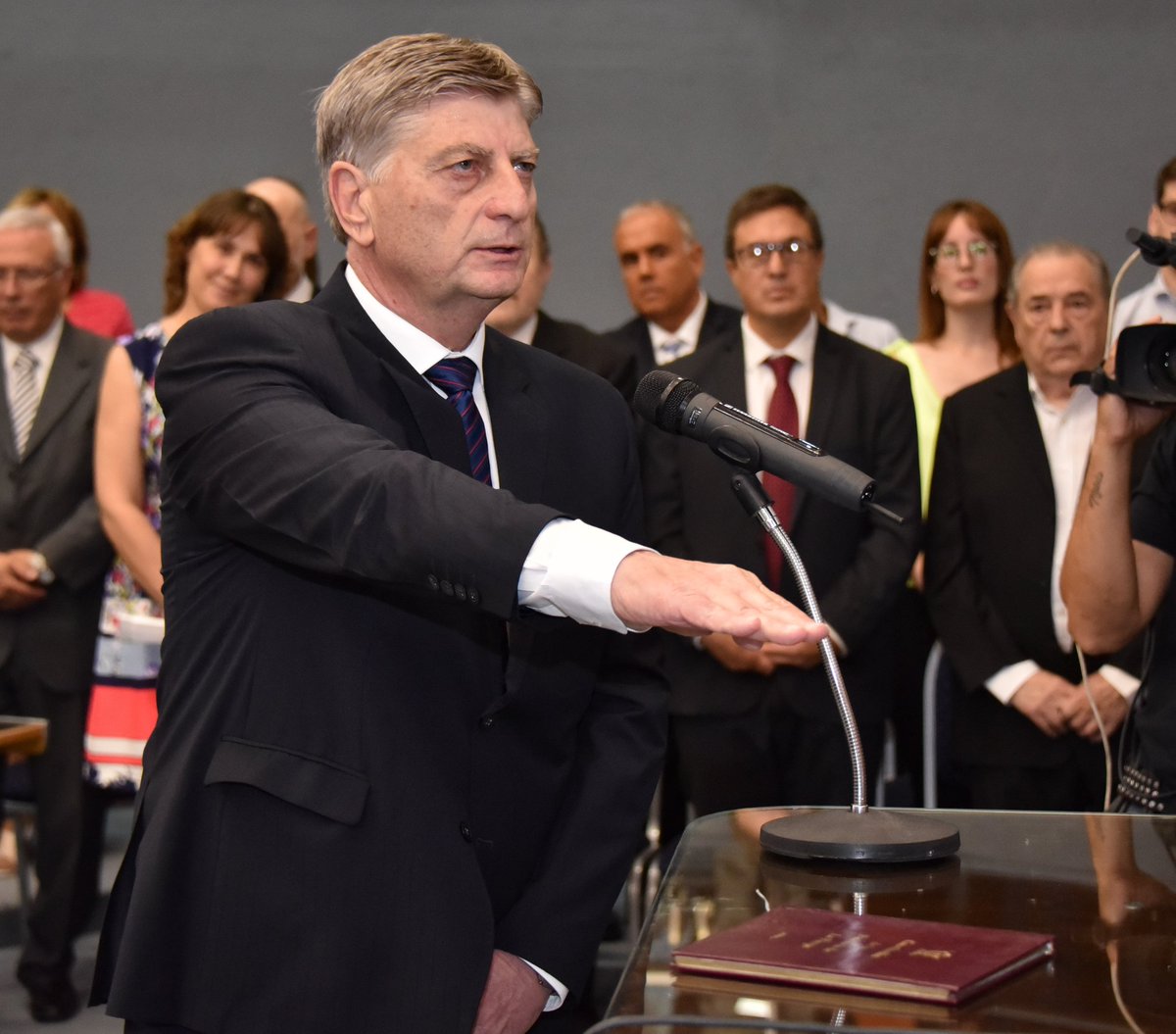 FernandaEAlonso's tweet photo. ¡ FELICITACIONES GOBERNADOR SERGIO ZILIOTTO ! 

Tenemos nuevo Gobernador las y los pampeanos, tenemos un nuevo gran equipo de gestión que lo acompañará en su tarea y tenemos garantizada la continuidad del #ProyectoVerna https://t.co/B8Ap6JSN6T