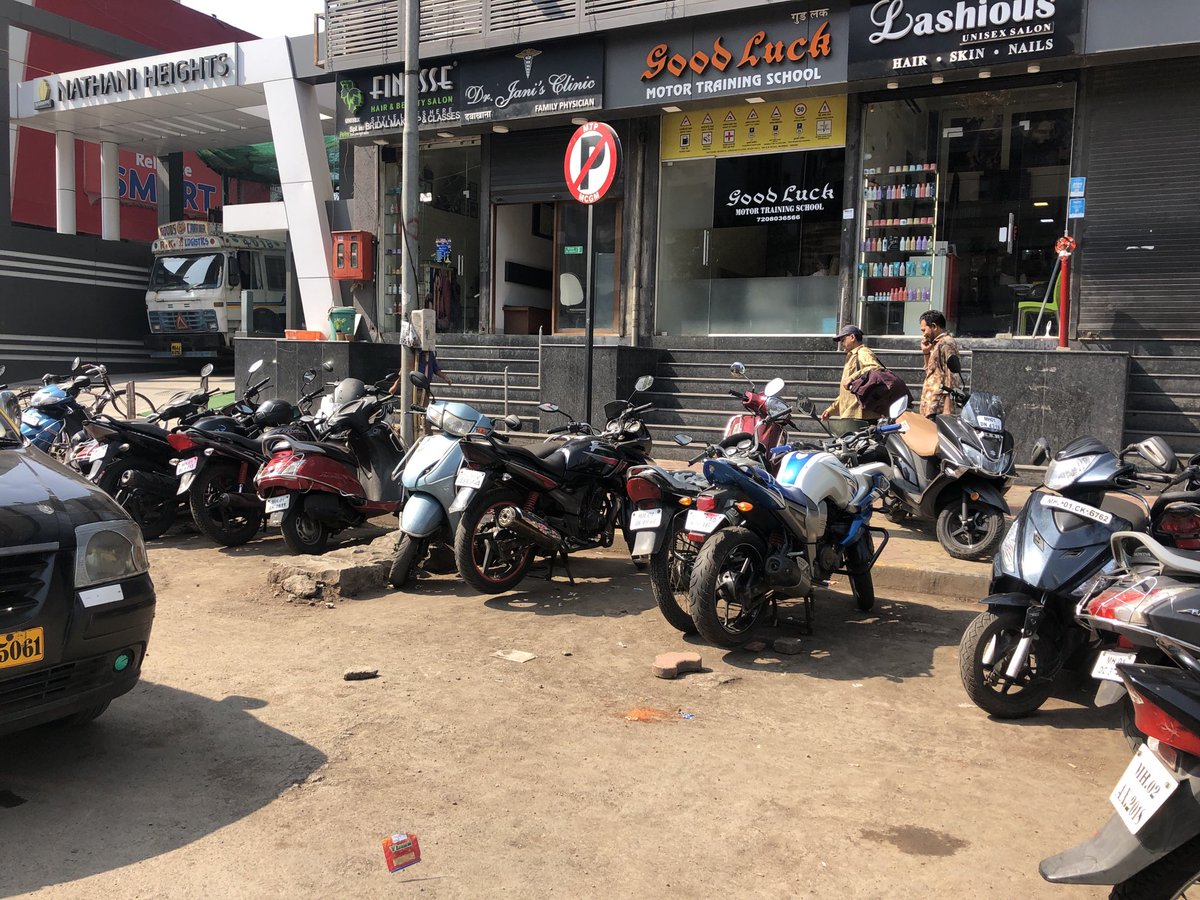 kalpeshcynic's tweet photo. NO #RespectForLaw!!!

Below Nathani heights. Nr. Reliance Fresh, Lamington Road, Mumbai Central.

@MumbaiPolice @CPMumbaiPolice @DGPMaharashtra @MyBMC @MyBMCRoads @MyBMCWardD @MNCDFBombay @RidlrMUM @Nitin_Gadkari @MORTHIndia @OfficeOfNG @AUThackeray @ShivSena @OfficeOfUT https://t.co/bsjBt10Hjl