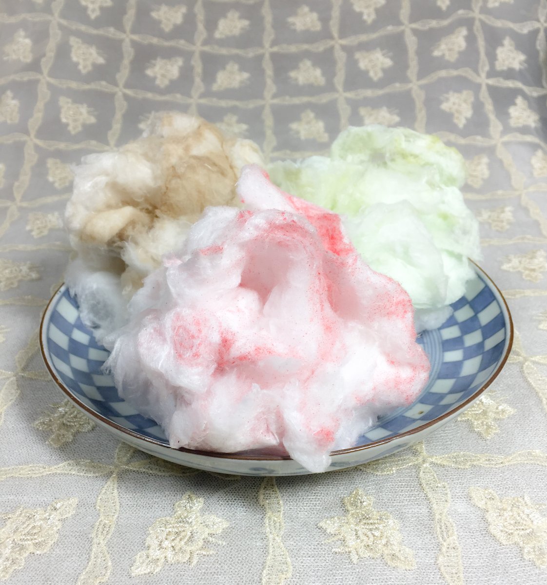 美木間 そこで ようやく気づいたパッケージに描かれたイラスト ビードロの代わりに綿あめをくわえた歌麿風美人 明治以降の甘味綿あめをお江戸美人に配した面白いパロディ画 日々記すの記最新第65話甘いおみやげコットンキャンディ T Co