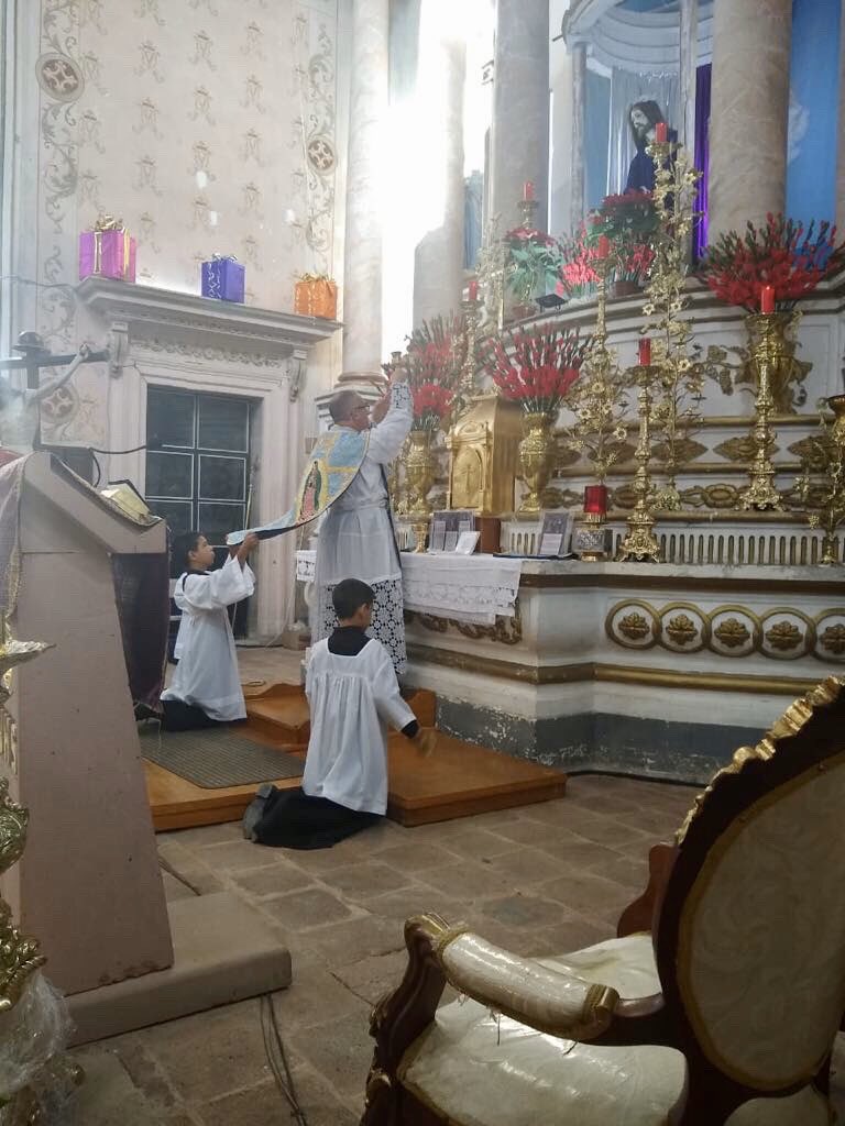 Lo invitamos a ver la galería completa de la Santa Misa Cantada celebrada en Mineral de la Luz, Guanajuato este 8 Diciembre por la FSSPX previo a la peregrinación anual al Cristo Rey del Cubilete, del Priorato de Nuestra Señora del Rosario de León, México.
facebook.com/15586634843835…