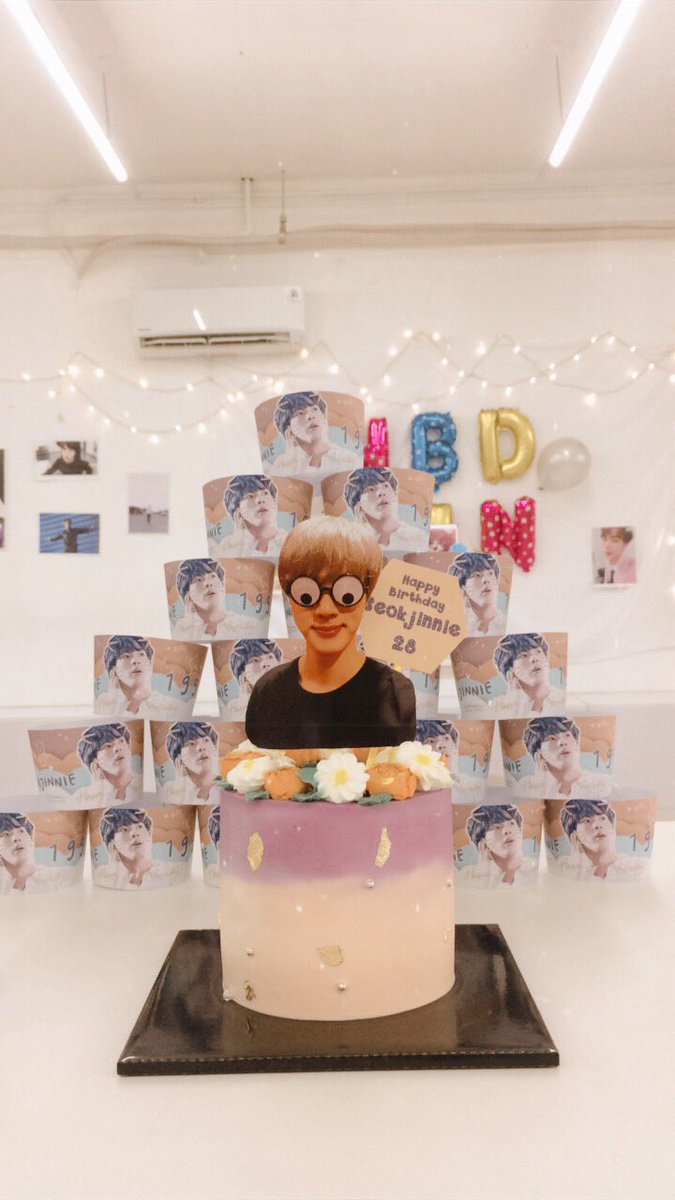 chimin231's tweet photo. [ @monophany9294 Jin Birthday event held in @PluseighttwoJKT ]
.
The whole decoration and the freebies are these cute right... Seokjin selca and picture that happen in this year only appear on the whole wall decoration ㅠㅠ https://t.co/tD0HyTNzcE