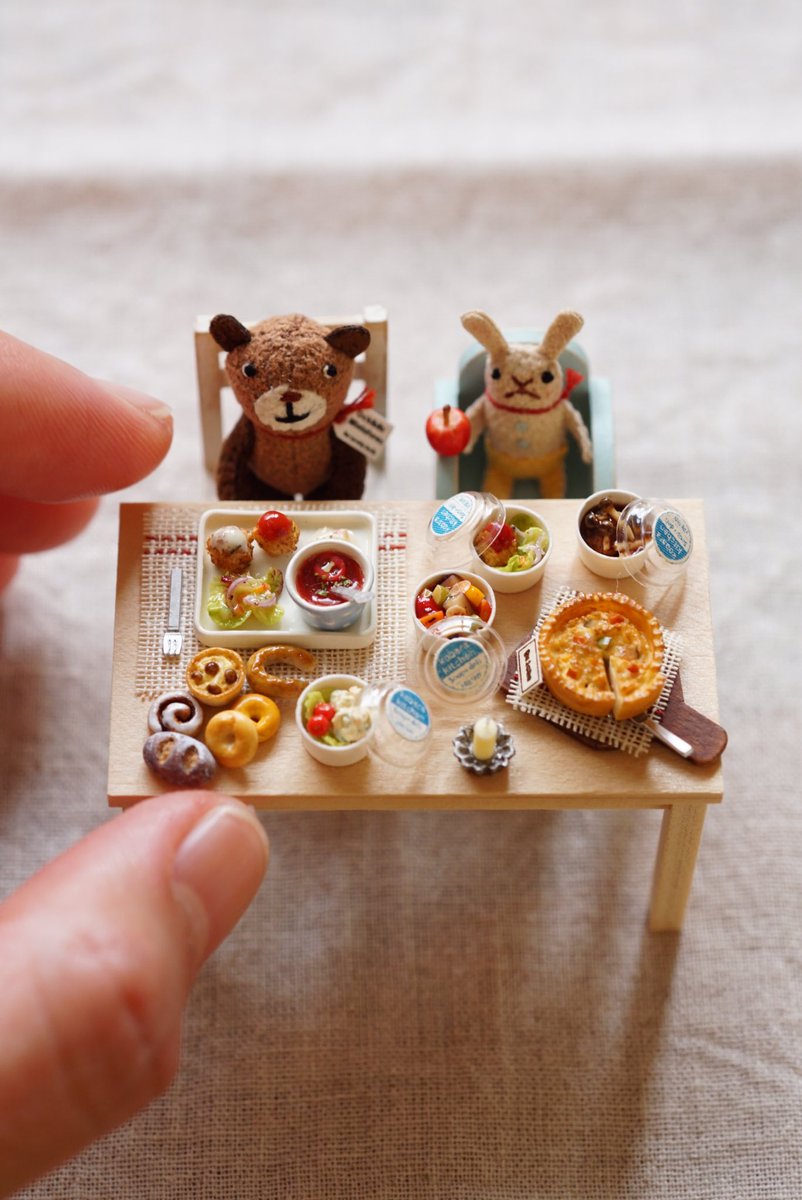 ミニチュア作りを楽しむ人 Pa Twitter 小物や食べ物類は1 24よりだいぶ大きめ たまに出して並べるんが楽しい 写真も大分前に撮ったヤツ ミニチュア ドールハウス ミニチュアフード