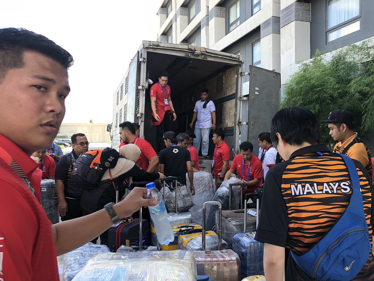 azrishahabudin's tweet photo. Few hours late. Not gonna make it to the airport in time. This phisgoc is a joke. Hari last pun #SEAGamesfail 😂 https://t.co/Ks3eBn32wN