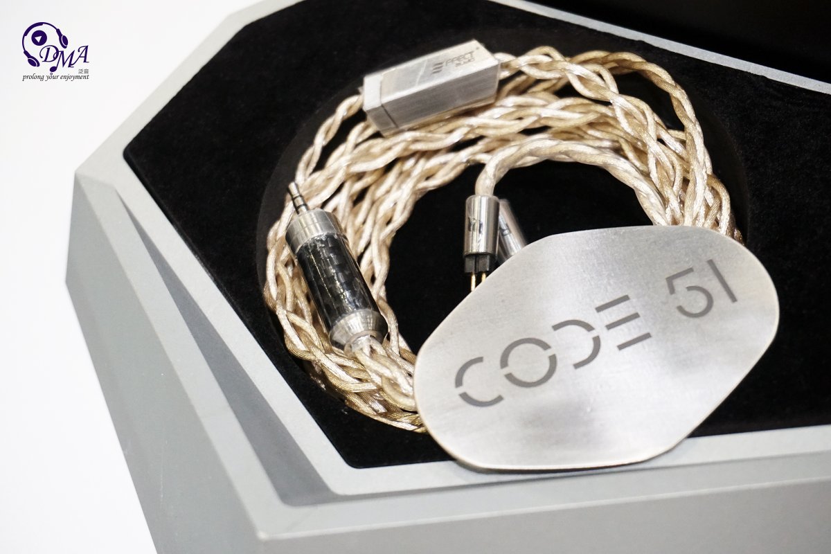 dmaaudio's tweet photo. 【細聽 • 細膩】

Effect Audio CODE 51 選用線徑較粗的 24AWG 線芯，以 4 芯結構，精選 UPOCC 鍍金純銀、金銀合金、鍍鈀純銀線混編而成，細聽之下，音樂變得更細膩……

#混編線材 #EffectAudio #Code51 #EarphonesCable https://t.co/XFcy6S9osk