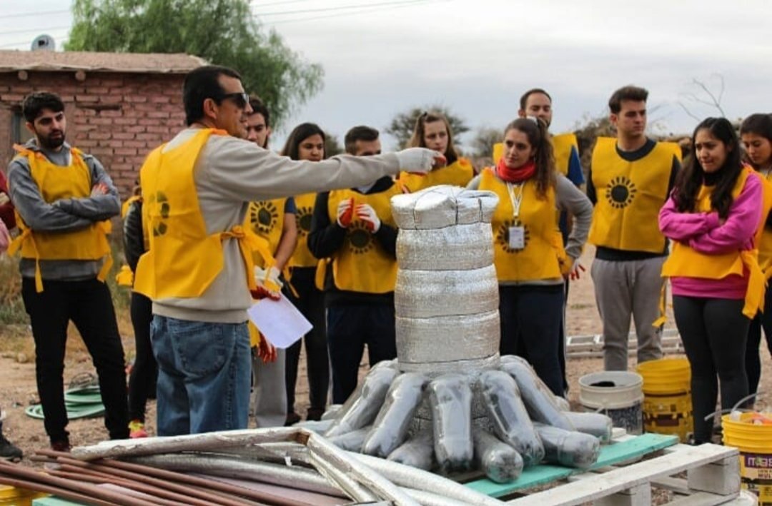 loco hay una ong que se llama *ducha de sol* que se basa en armar calefones,calefactores solares a base de materiales reciclables y son instalados en barrios y colegios precarios que los necesitan,y es muuuuy fácil sumarte como voluntario,sean buena gente