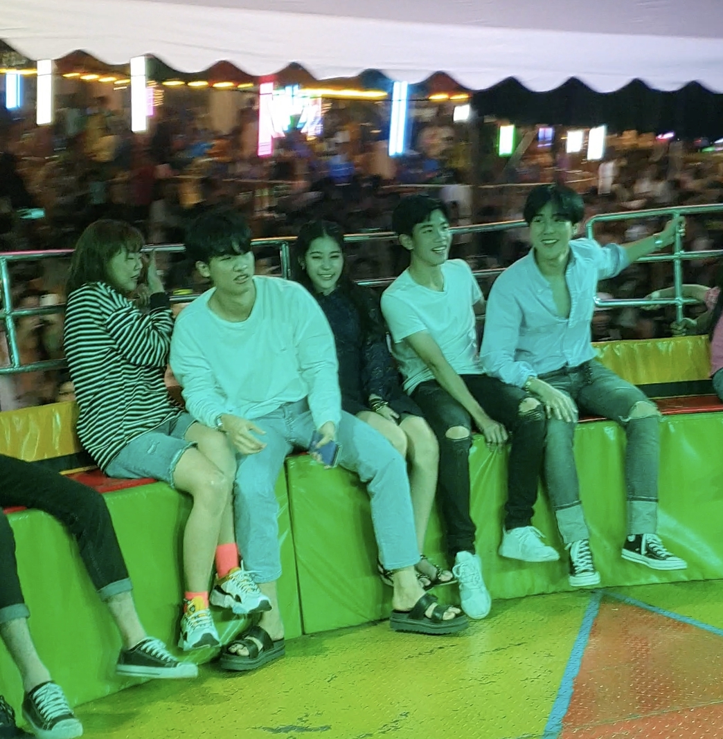 GMMTV's tweet photo. ถึงเวลาของนักกวีร่วมแต่งกลอนให้กับรายการ เตร็ดเตร่ fest กับ เต ตะว���น Ep. ที่ 13 เต ชวน อาร์มและน้องเอิร์น, น้องโฟร์ท ไปสอยดาวงานกาชาด ส่งกลอนมาใต้โพสต์นี้ หมดเขตวันอังคาร ที่ 15 ธันวาคมนี้ งานนี้มีรางวัลให้อีกแล้วจ้า 
 #เตร็ดเตร่festกับเตตะวัน #GMMTV https://t.co/3vCucmEfni