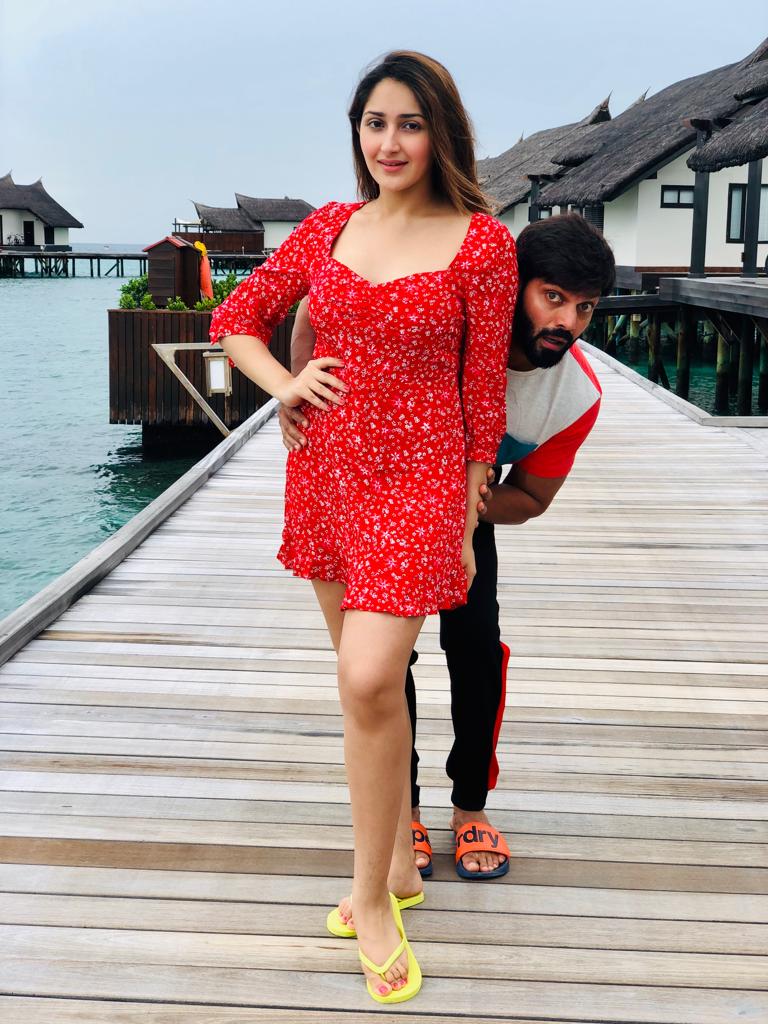 ShaktiRajan's tweet photo. This pic made my day!!! 👍🙂 The birthday-boy @arya_offl bro recreating the #TeddyFirstLook poster in Maldives with @sayyeshaa!! 😍😍😍 https://t.co/F859e6227P